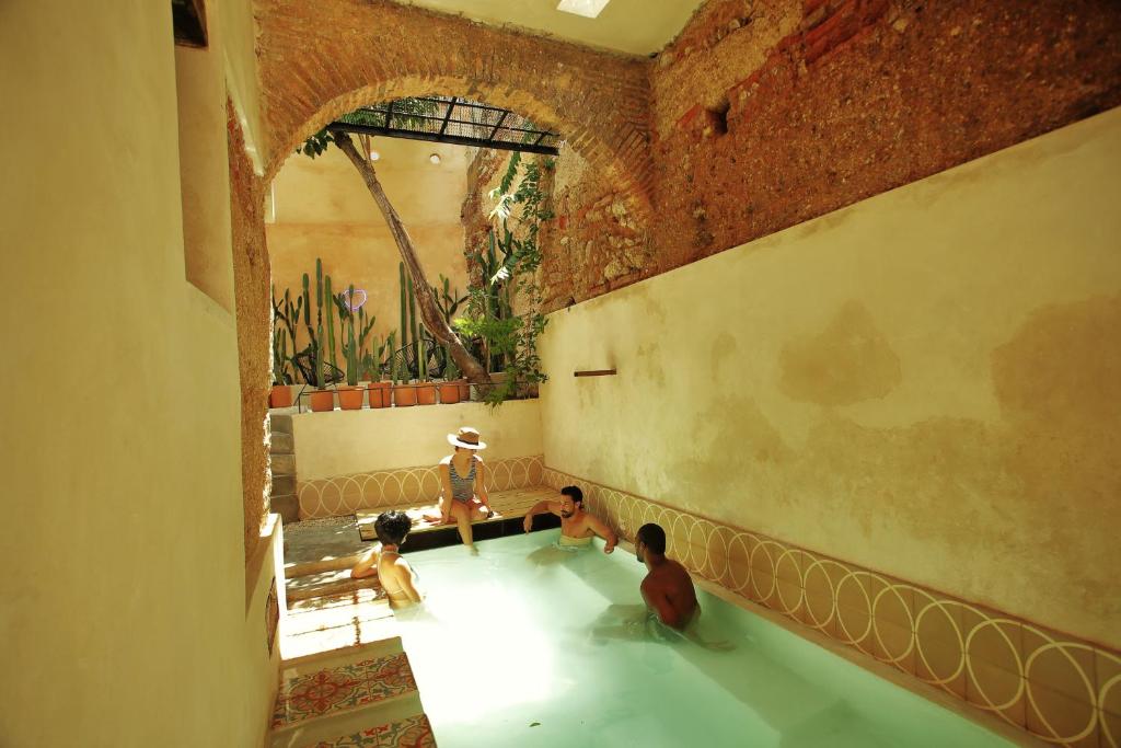 圣多明各FIXIE LOFTS Slow Life Villa的一群儿童在房间内的浴缸里玩耍
