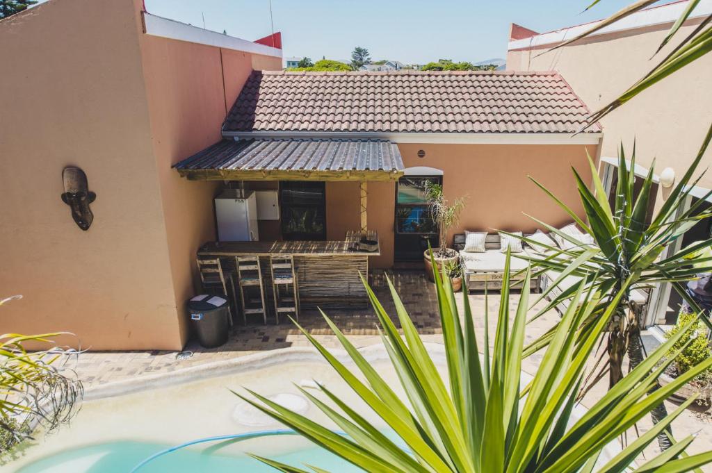 开普敦Cape Town Surf Hostel & Lodge的前面有游泳池的房子