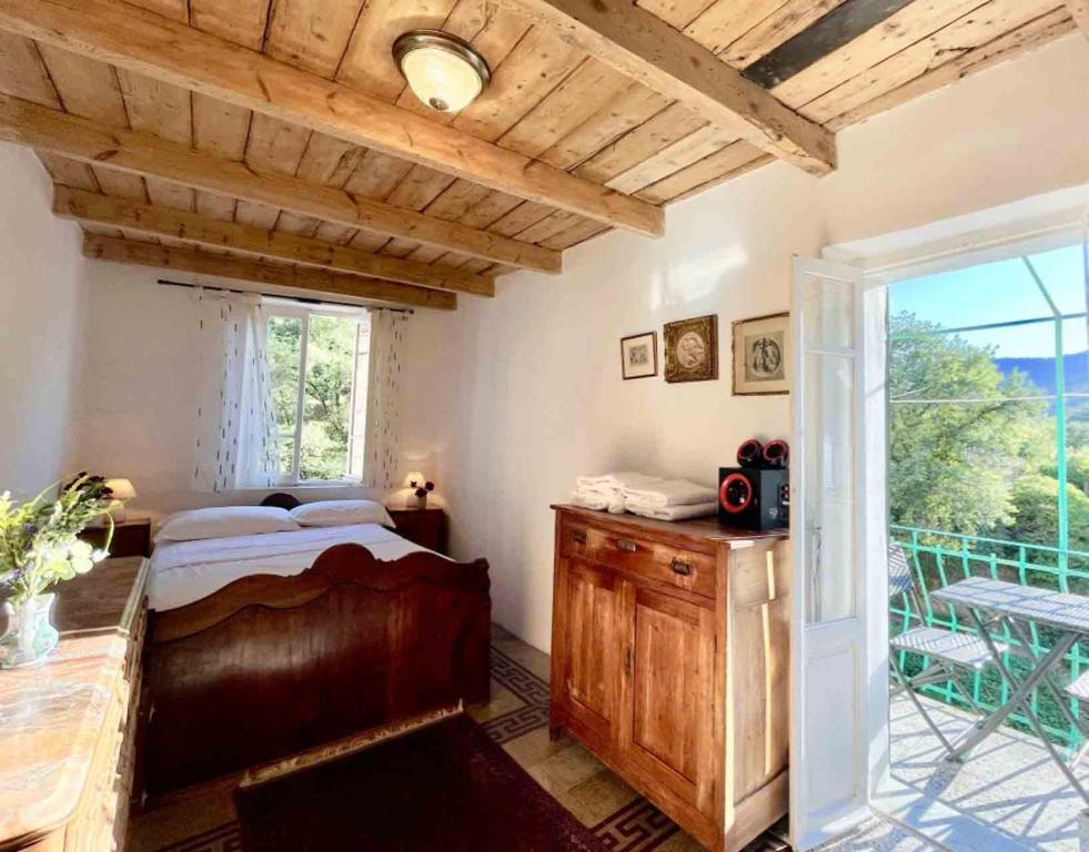 IsolabonaCasa Via Orsini Isolabona Liguria Italy Sleeps 5的一间卧室设有一张床和一个阳台