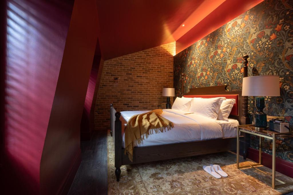 伦敦Sun Street Hotel Shoreditch的一间卧室配有一张带彩色墙壁的床