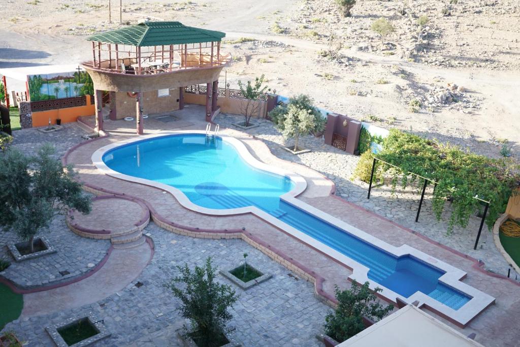 Jabal Al AkhdarJabal Al Akhdar Grand Hotel的享有带凉亭的游泳池的顶部景致