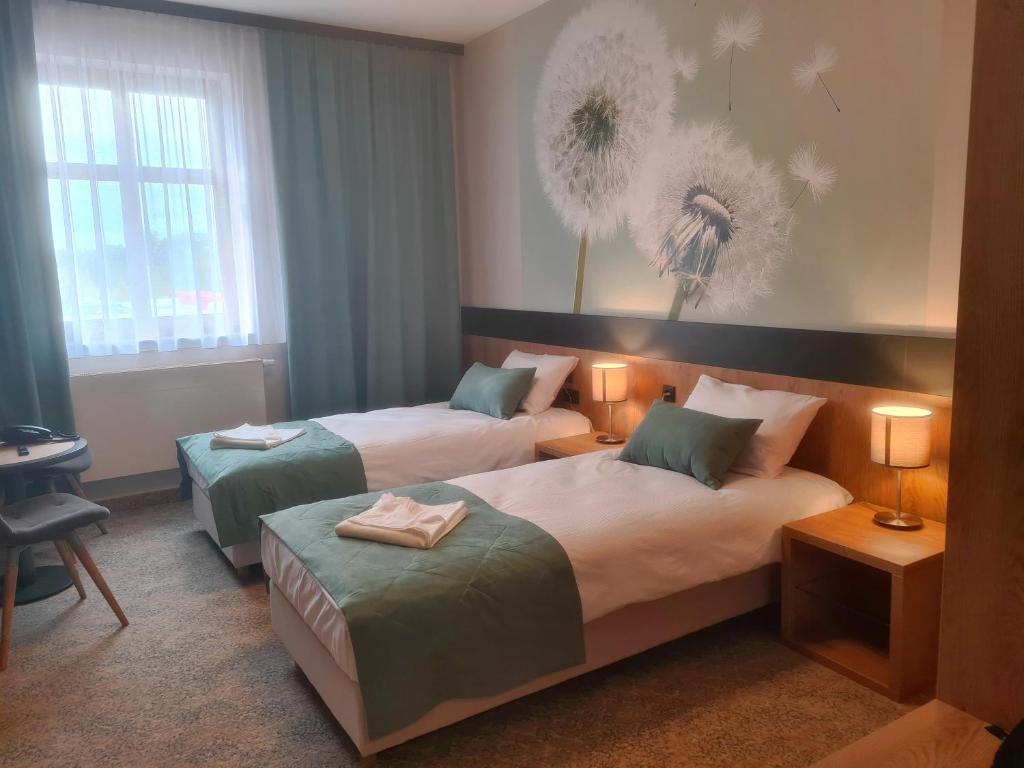 托日姆HOTEL PORT 2000 Torzym的酒店客房配有两张床和一张书桌