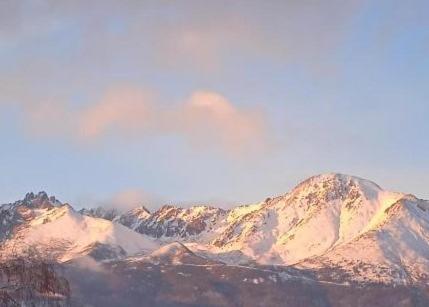 戈尔拉赫夫Vysoké Tatry Gerlaška的山上白雪的景色