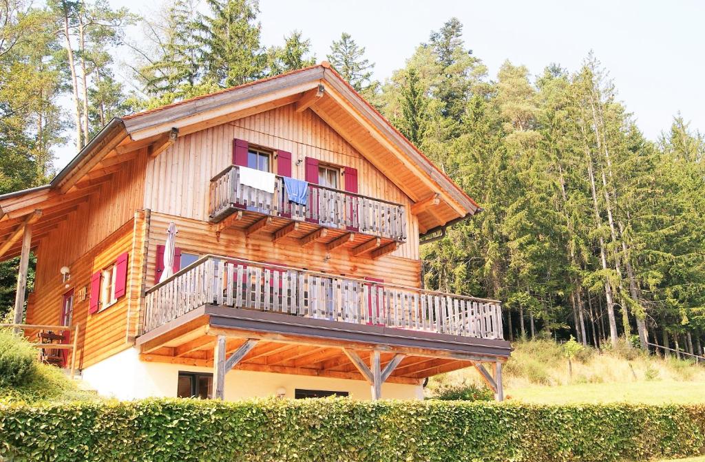 PöllaubergGroßes Ferienhaus mit 5 Schlafzimmer & 4 Bäder的带阳台的大型木屋