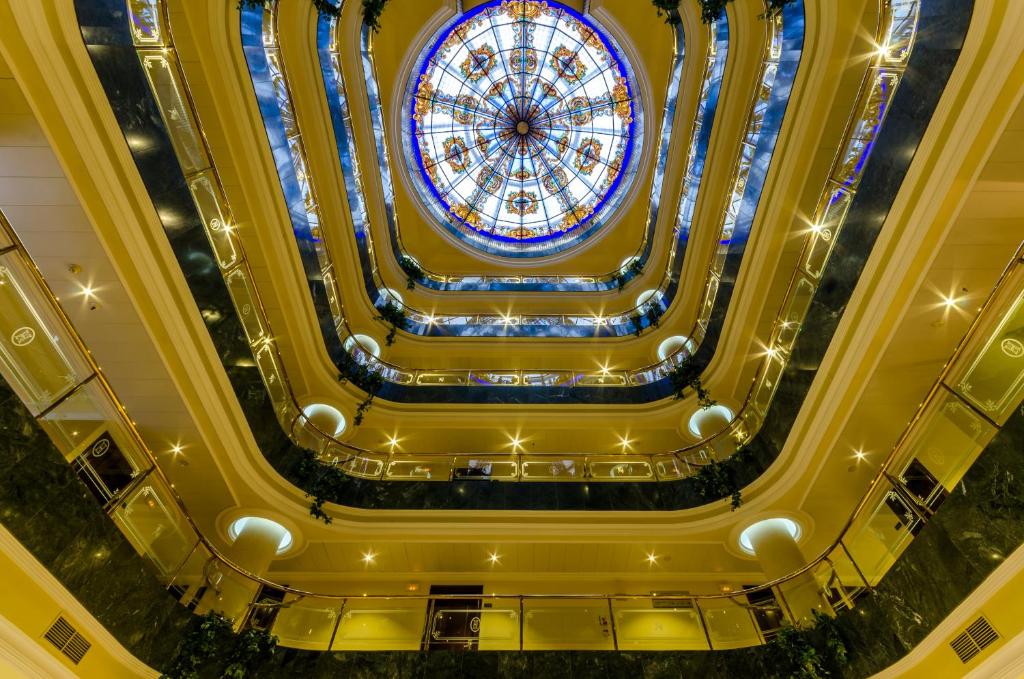 哈恩克里斯蒂娜公主酒店的享有建筑的天花板和彩色玻璃窗的景色