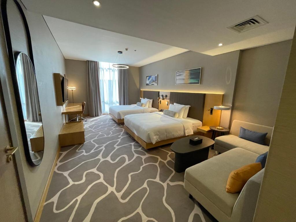 阿可贺巴BN Residence的酒店客房,设有两张床和一张沙发