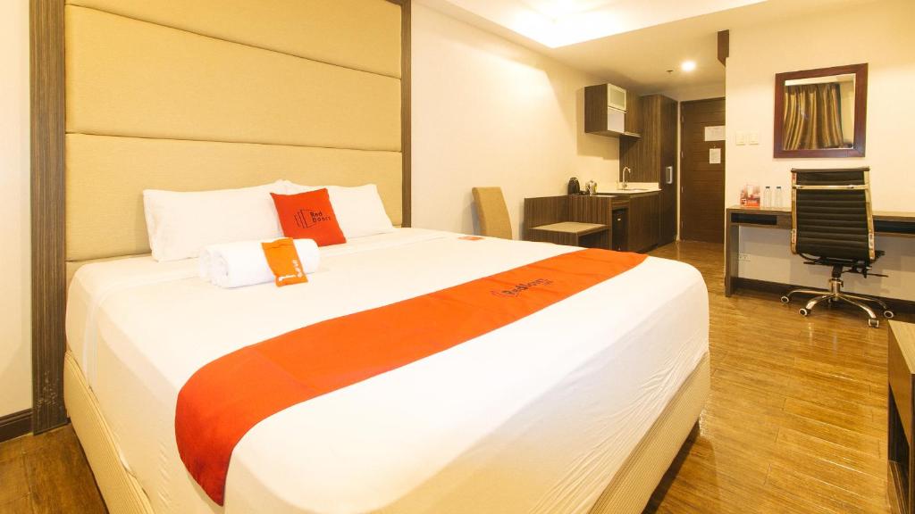 马尼拉RedDoorz Premium @ West Avenue Quezon City的一间卧室,卧室内配有一张大床