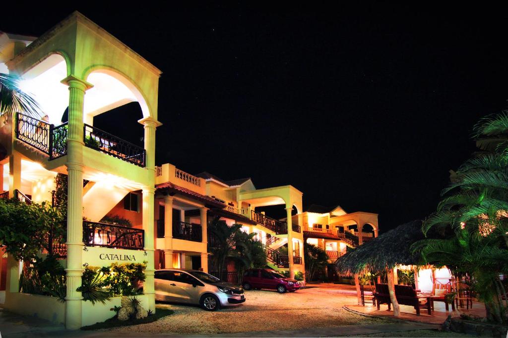 巴亚希贝巴亚别墅酒店的一座建筑,晚上停在前面