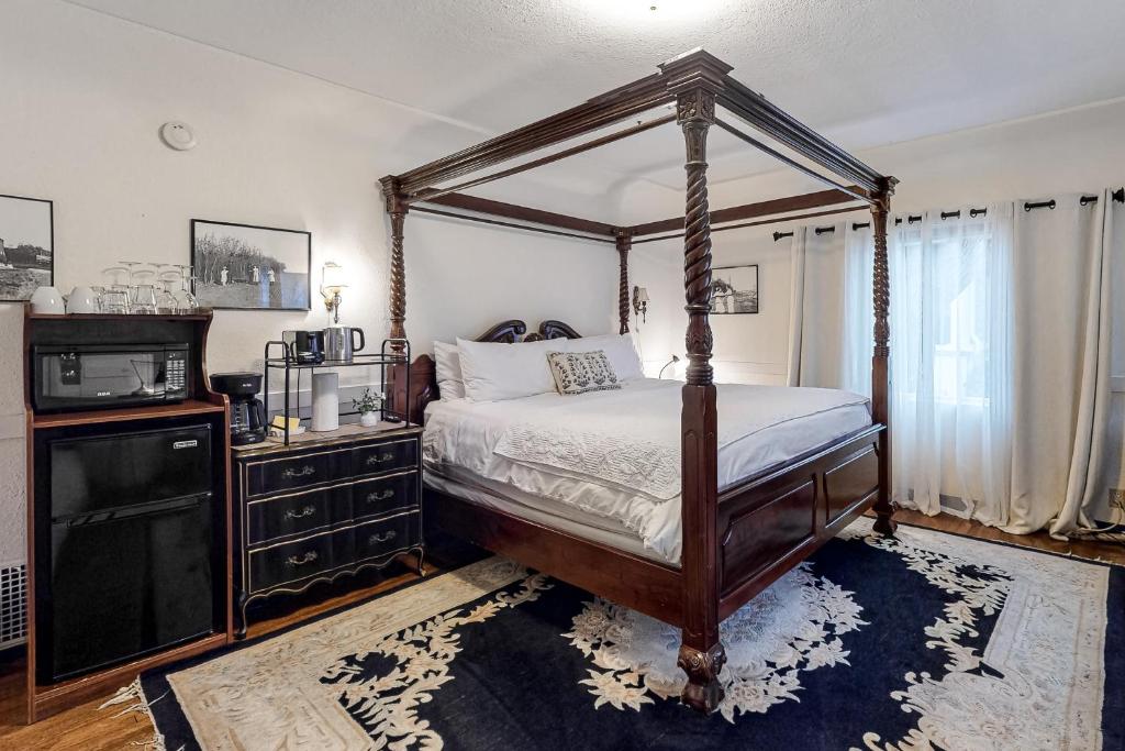 圣巴巴拉Julia Metelmann的一间卧室配有一张天蓬床和一台微波炉