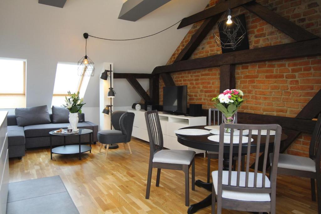 比得哥什Serce miasta -Mostowa Bydgoszcz的客厅配有沙发和桌子