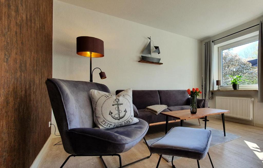 布雷茨特Vogelkoje - Urlaub an der Nordsee in Nordfriesland的客厅配有沙发和桌子
