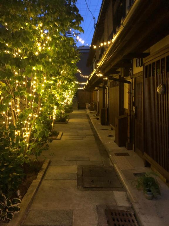 京都Imakumano Terrace - Mokubei An 木米庵的大楼里带圣诞灯的小巷