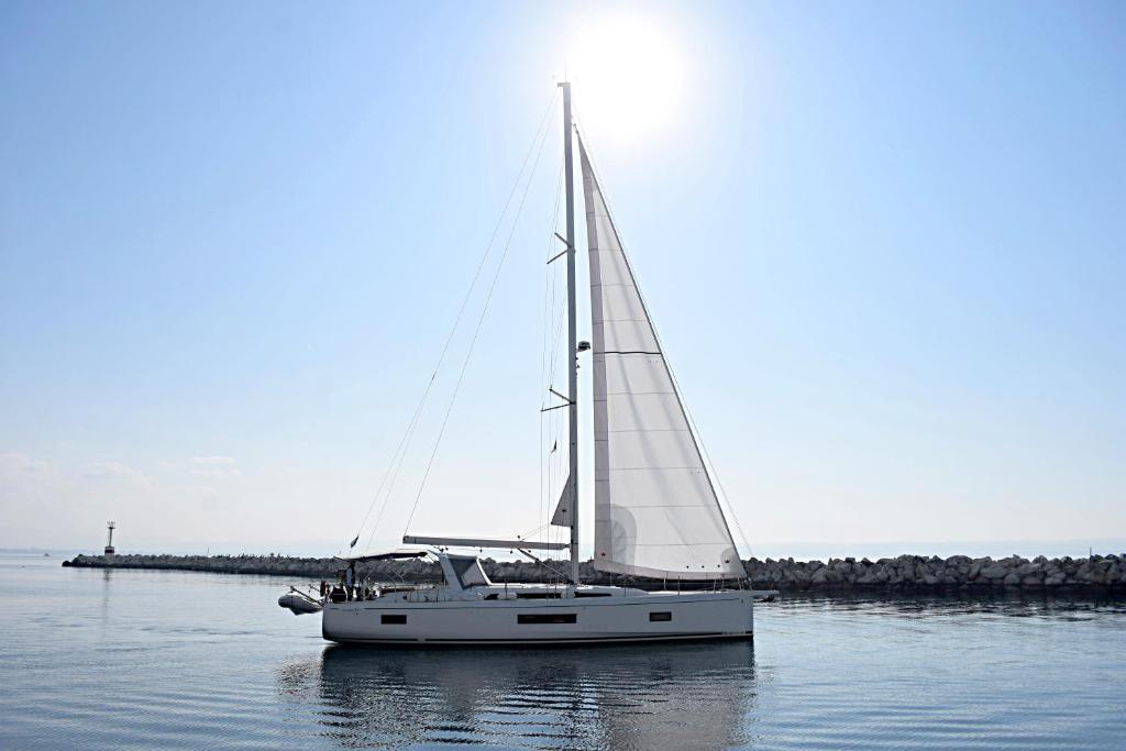 塞萨洛尼基Yacht Psari的浮在海洋水面上的帆船