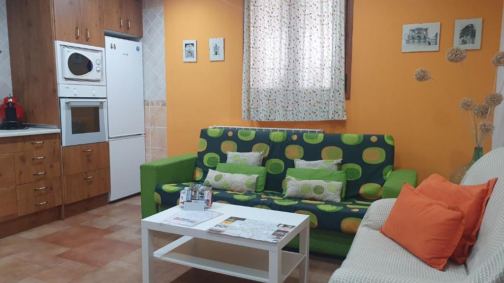 昆卡Las Torres的客厅配有绿色沙发和桌子