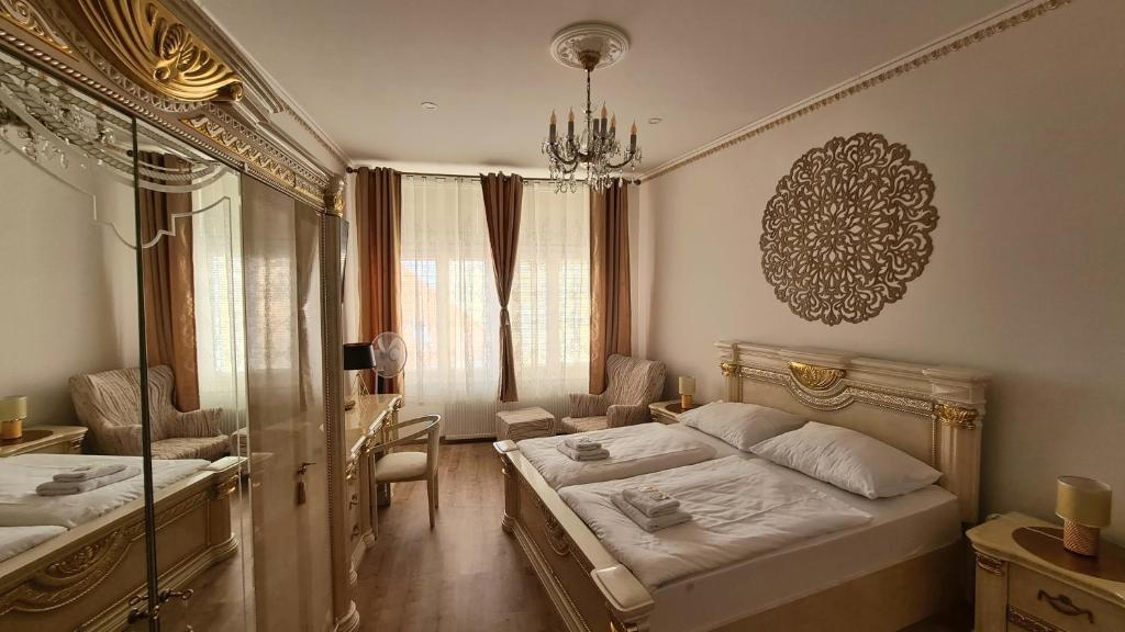 洛乌尼联合酒店的一间卧室配有两张床和吊灯。
