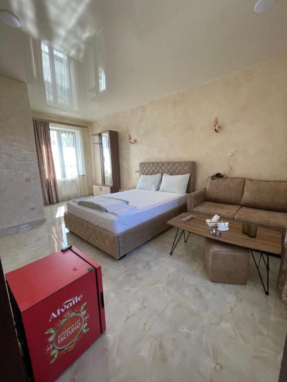 塞凡Hayots Ojakh的一间大卧室,配有一张床和一张沙发