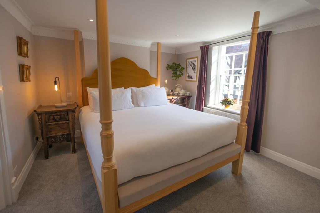 阿伦德尔House Arundel的一间卧室设有四柱床和窗户。