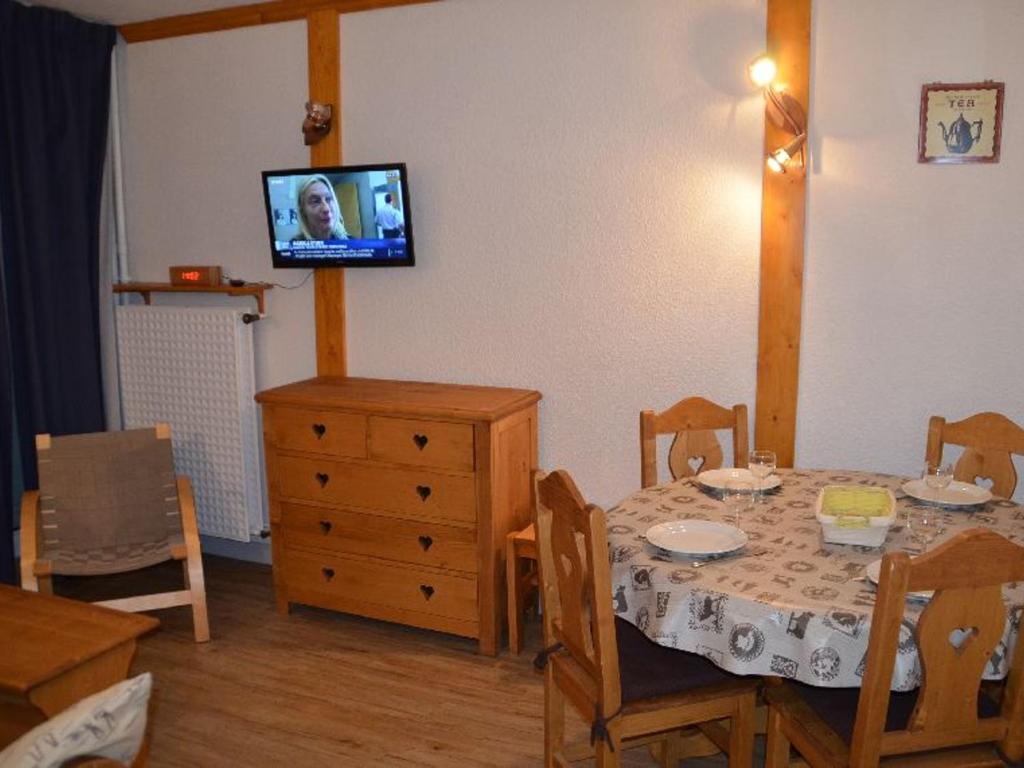 Appartement Les Menuires, 2 pièces, 4 personnes - FR-1-452-37的电视和/或娱乐中心