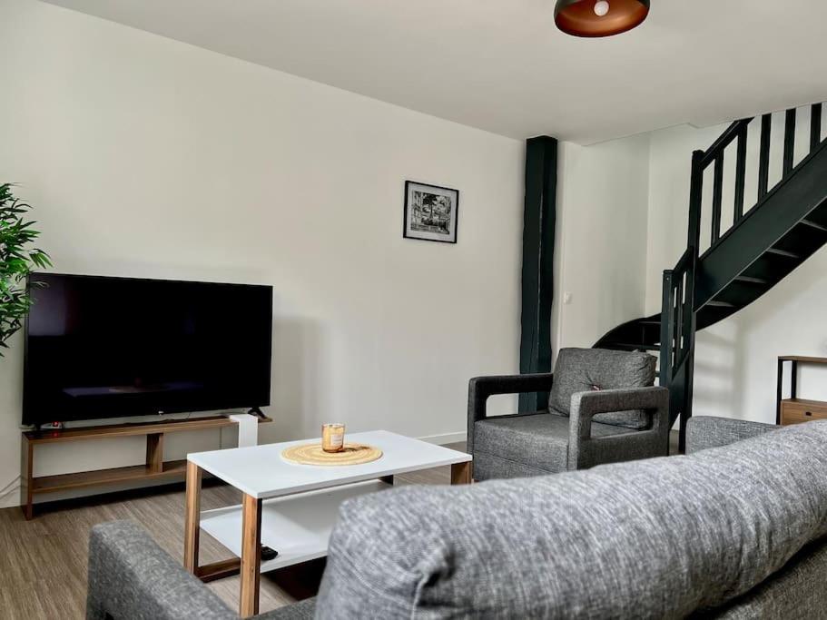 维耶尔宗La Parisienne - 80m2的客厅配有沙发、两把椅子和电视