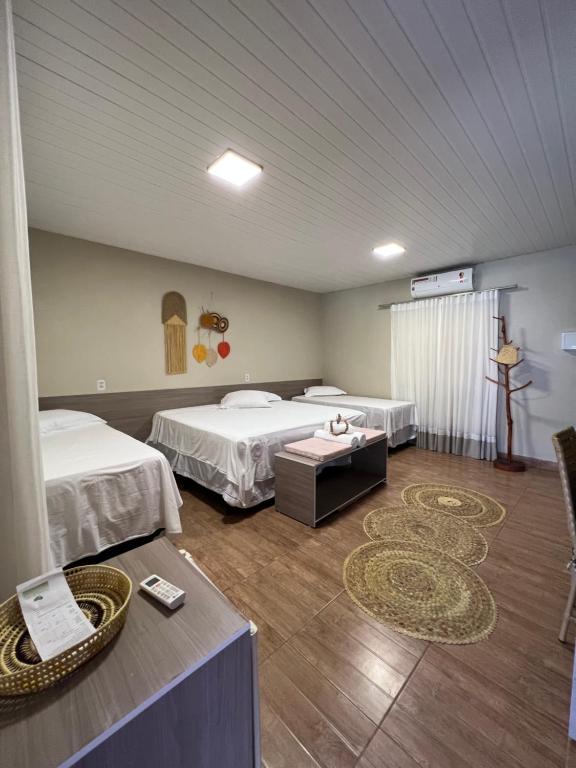 圣塔伦Pousada do Lago Boutique的酒店客房设有两张床和一张桌子。