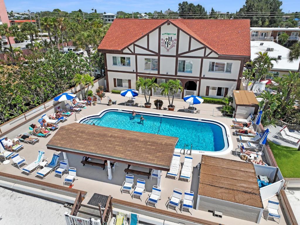 圣徒皮特海滩Palm Crest Resort Motel的享有带游泳池的度假村的空中景致