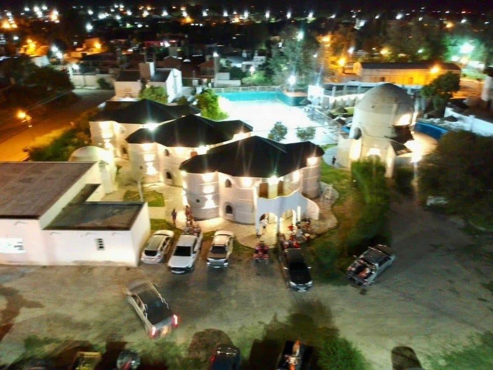 圣玛利亚HOTEL CAASAMA的享有大楼空中景色,晚上设有游泳池