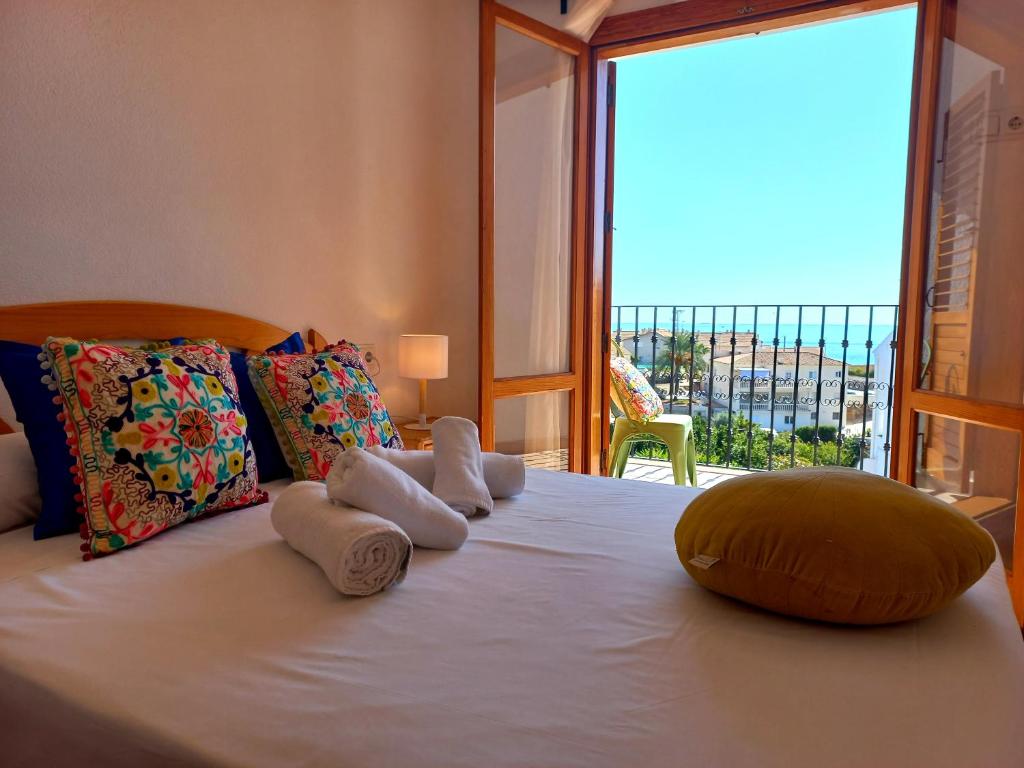 阿尔啼Altea Old Town Paraiso的一间卧室设有一张床,享有海景