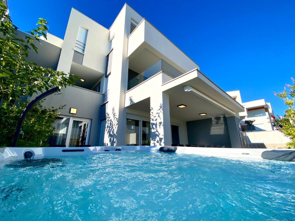 诺瓦利娅Fantasy View Villa的一座房子前面设有一个大型游泳池