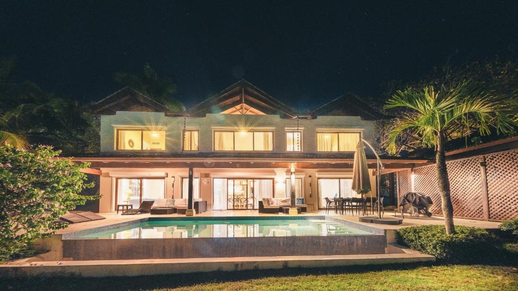 圣塔芭芭拉-山美纳Luxurious Villa at Puerto Bahia with Great Views的一座在晚上设有游泳池的大房子