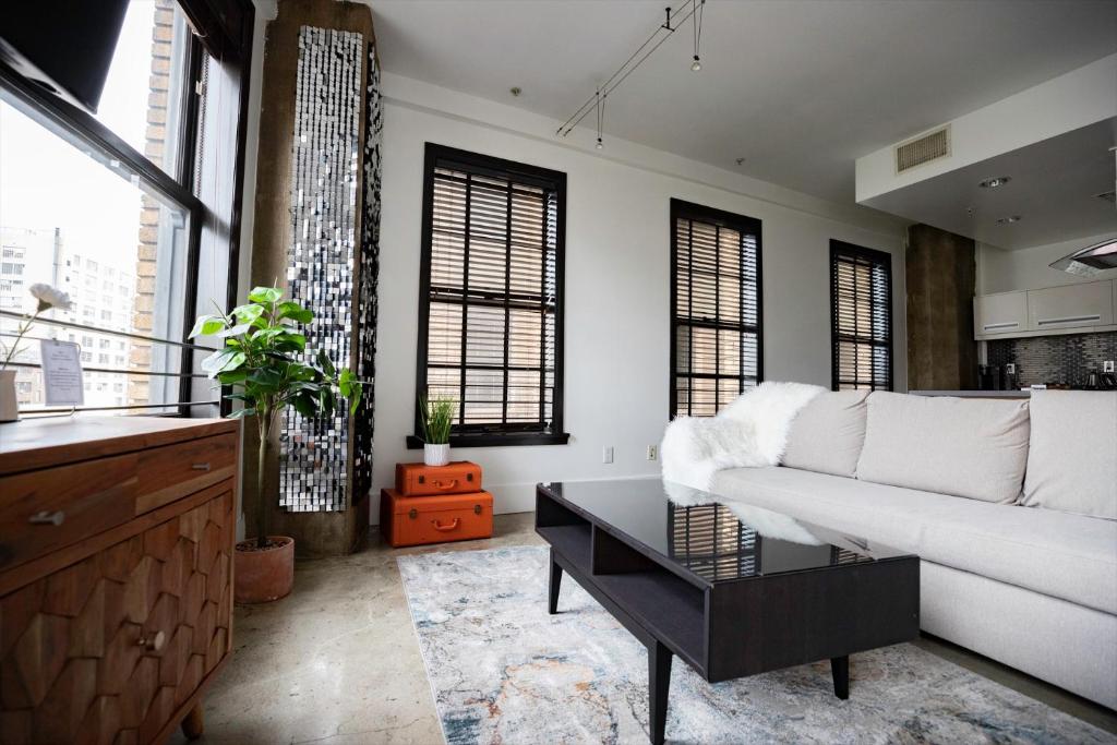 洛杉矶Urban Loft Apartment的客厅配有白色的沙发和桌子