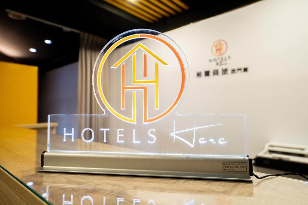 台北希尔商旅-西门馆的一张桌子上标有酒店标志