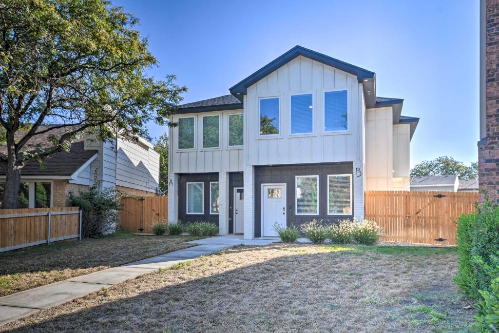 阿马里洛Bright Amarillo Townhome Near Parks and Town!的一座带栅栏和门的房子