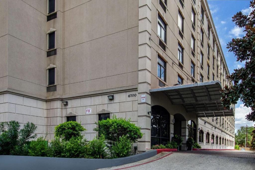 休斯顿贝斯特维斯特休斯顿医疗中心必住普拉斯酒店的前面有一条街道的大建筑