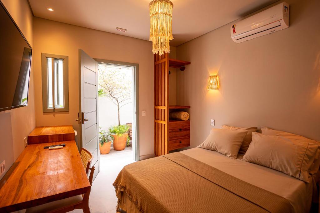 圣保罗Casa Savana的一间卧室配有一张床、一张桌子和一个窗户。