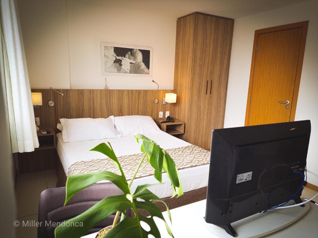 坎普斯戈伊塔卡济斯Flat Completo para uma estadia perfeita NOTA FISCAL的酒店客房,配有床和电视