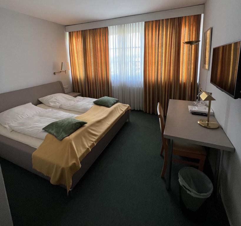 明登精美酒店的配有一张床、一张桌子和一张桌子的酒店客房
