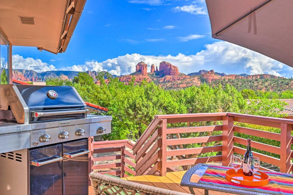 塞多纳Scenic Sedona Duplex - Cathedral Rock Views!的带烧烤设施的庭院和带烧烤架的桌子。