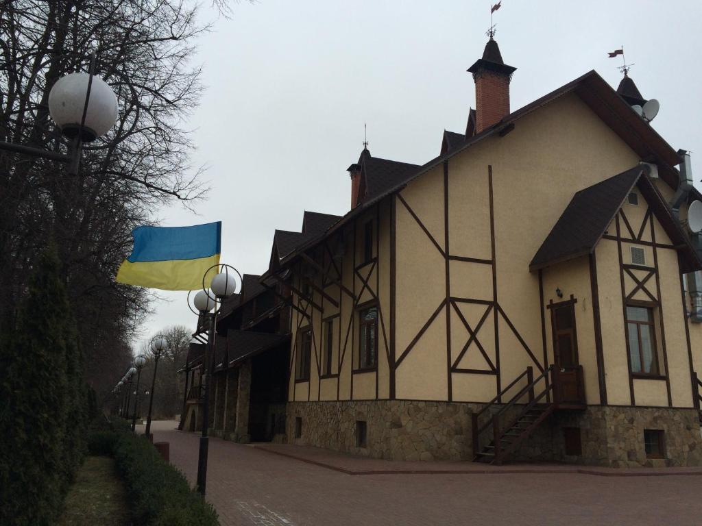 PisarevkaPan Otaman的前面有旗帜的建筑