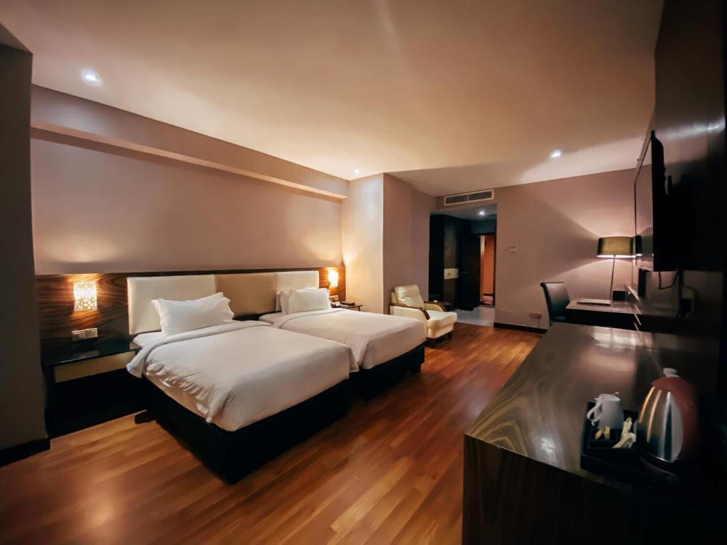 乔治市槟城福克套房酒店的酒店客房设有一张大床和一张书桌。