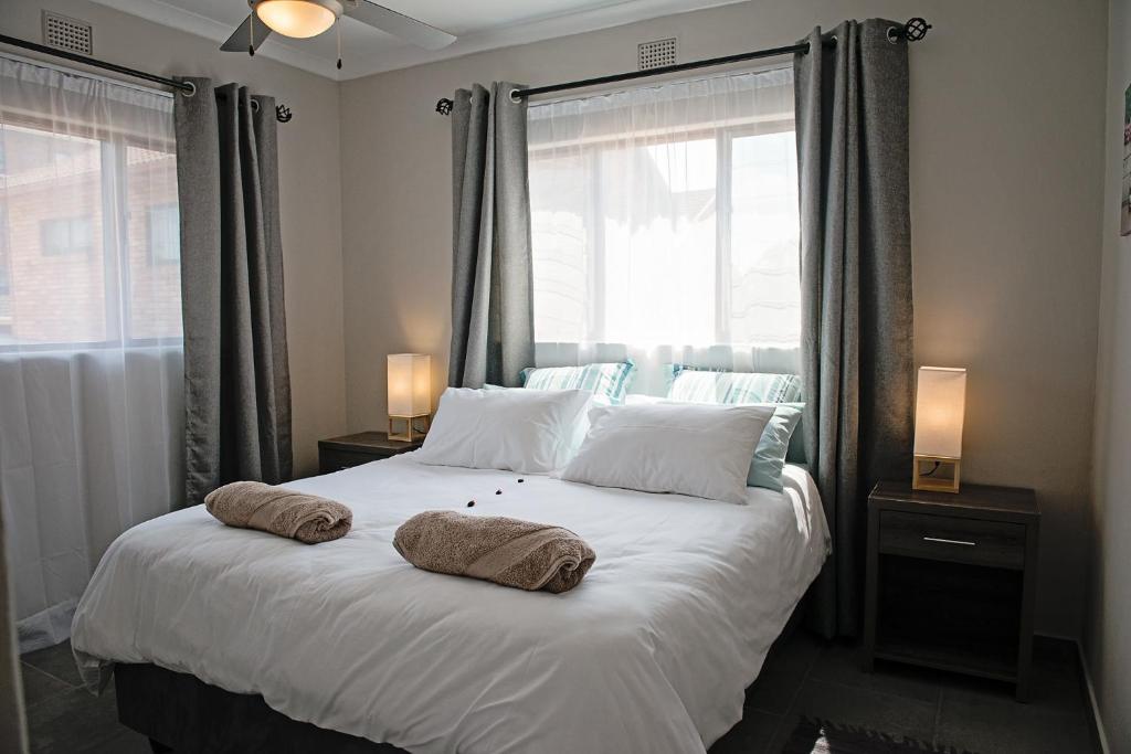 圣卢西亚Uitspan的一间卧室配有一张大床和两个枕头
