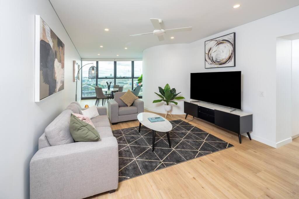 布里斯班1404 Sophistication and Luxury on the Brisbane River by Stylish Stays的带沙发和平面电视的客厅