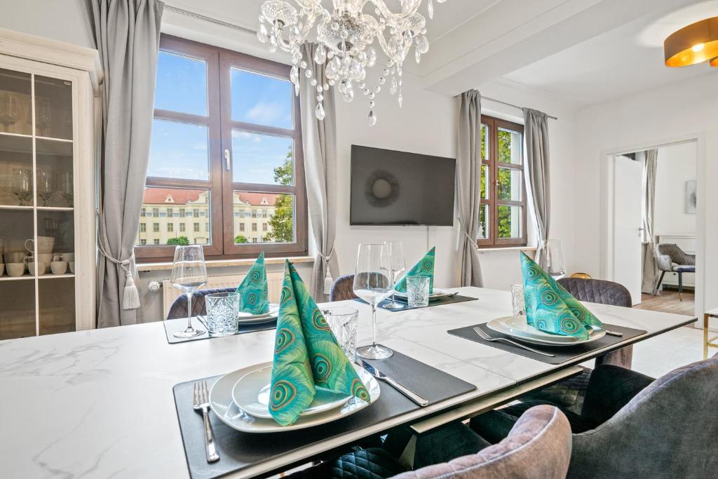 泰特南Schlossblick Tettnang的一间带桌椅和吊灯的用餐室