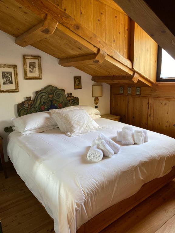 摩德纳迪-坎皮格里奥Appartamento Laura的卧室配有带毛巾的大型白色床