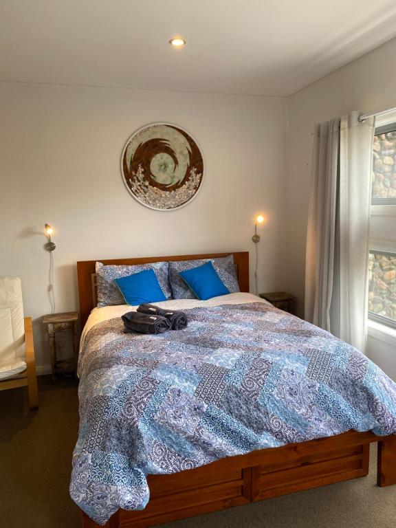 阿勒达拉夫妻宁静度假屋的一间卧室配有一张带蓝色枕头的大床