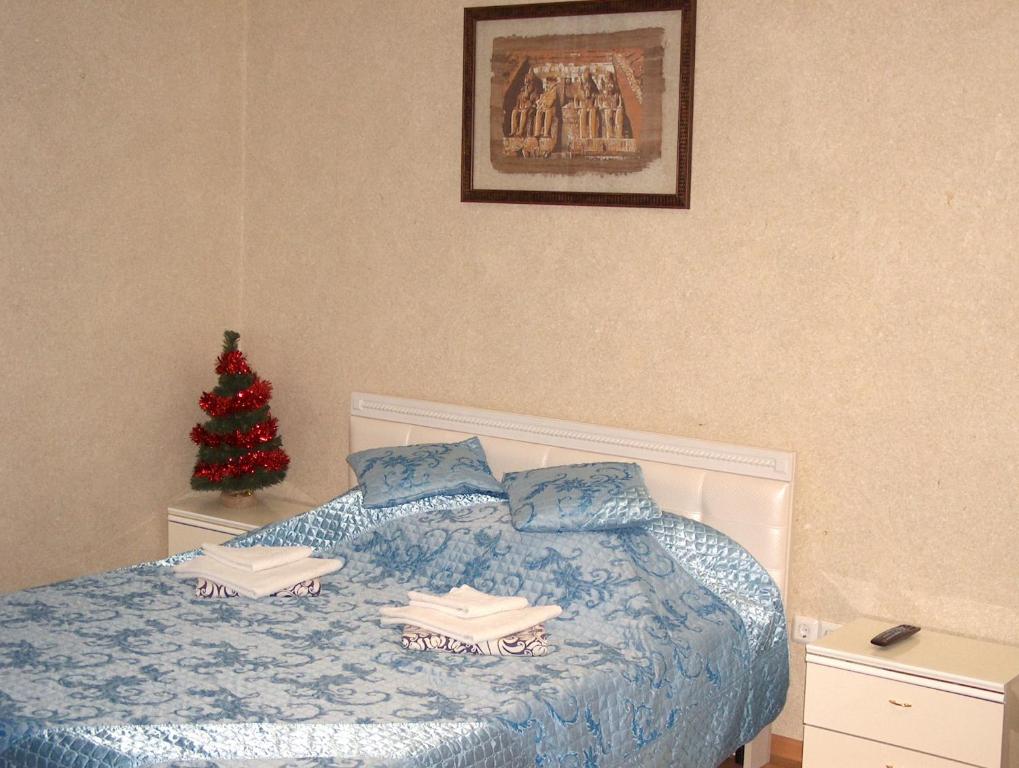 秋明Hotel Four Rooms on Energetikov的一间卧室,配有圣诞树和一张床