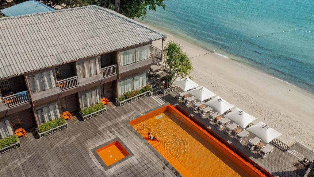 沙美岛班普罗海酒店的享有酒店和海滩的空中景致