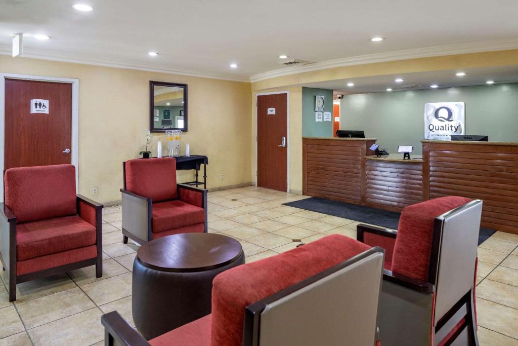 普拉森普拉岑提亚阿娜赫姆富力顿品质酒店的一间设有红色椅子和现金登记册的等候室