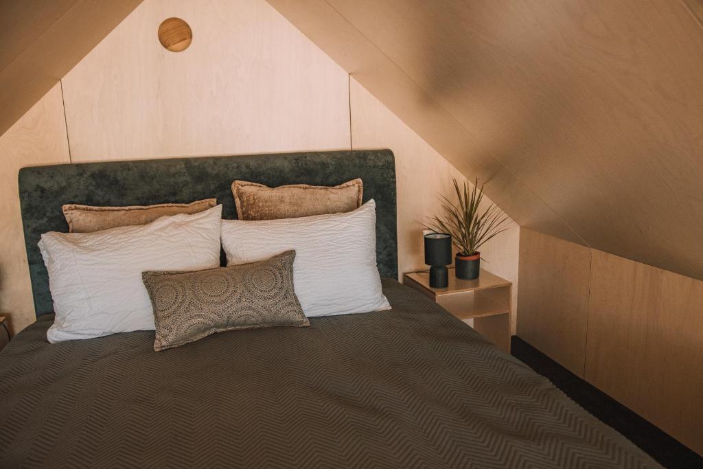 阿卢克斯内PullanHouse Līksma - small and cosy lakeside holiday house的卧室配有带白色枕头的大床