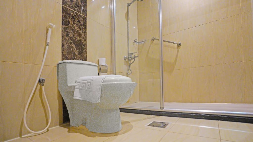 吉达EKONO by Leva Jeddah Airport Hotel的一间带卫生间和淋浴的浴室