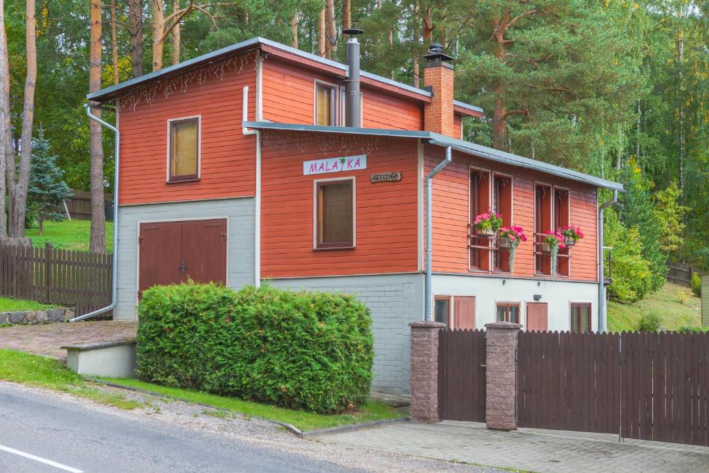 珀尔瓦Külalismaja Malaika的前面有栅栏的红色小房子